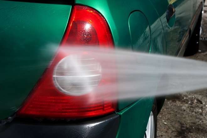 Czy można myć samochód na własnej posesji?