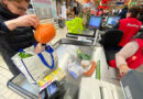 Auchan wprowadza elektroniczne etykiety cenowe. Ruszyły testy systemu