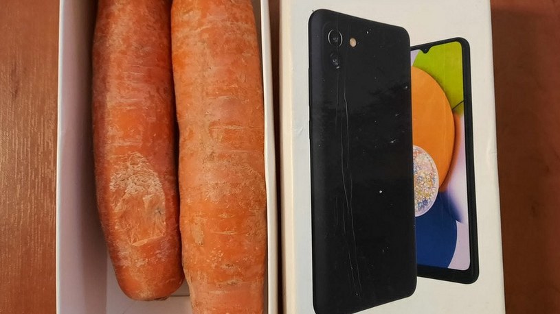 Kupił smartfon za 5 tysięcy zł, rozpakował paczkę i zobaczył marchewki