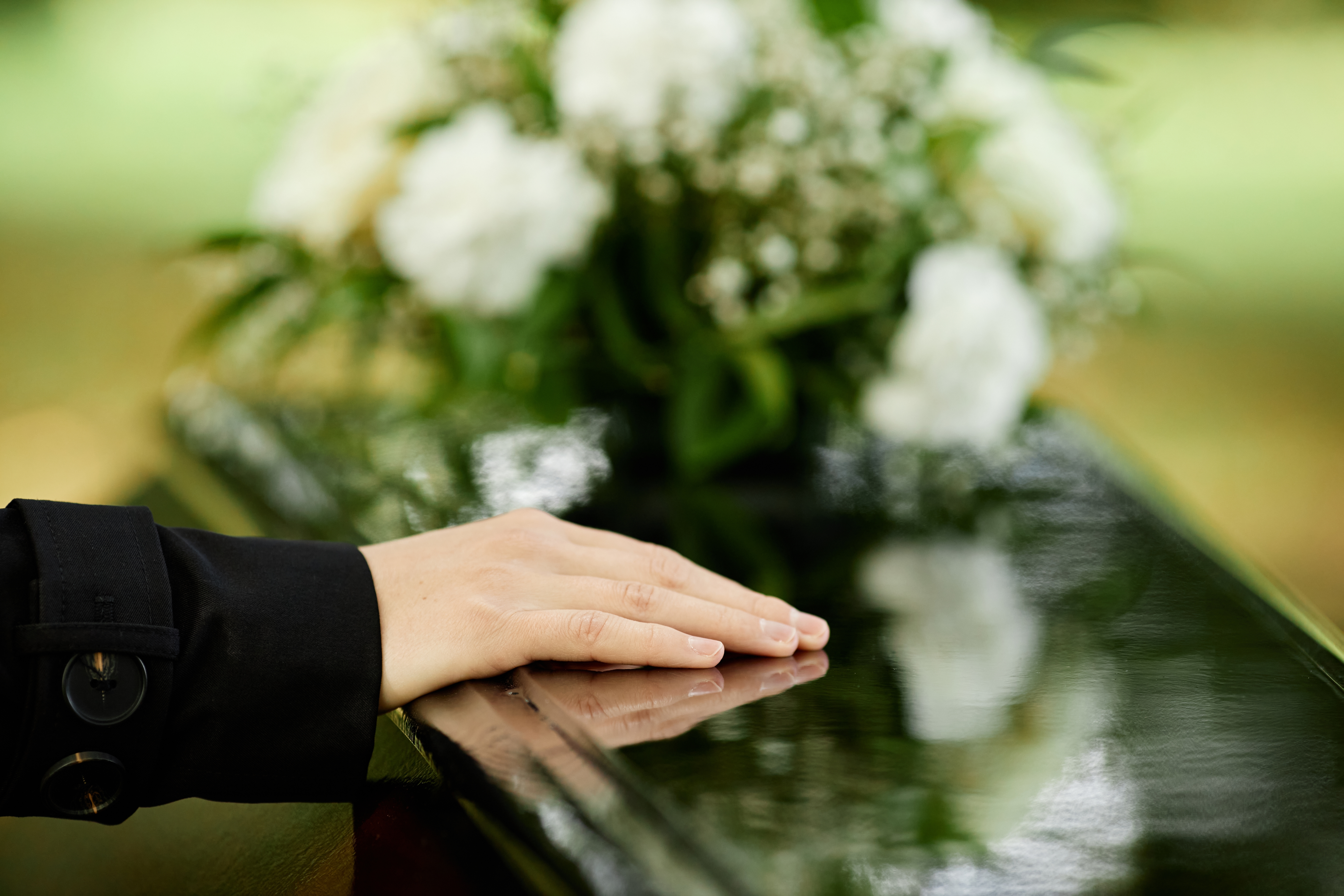 Obowiązki pracodawcy w razie śmierci pracownika. Co i komu należy wypłacić?